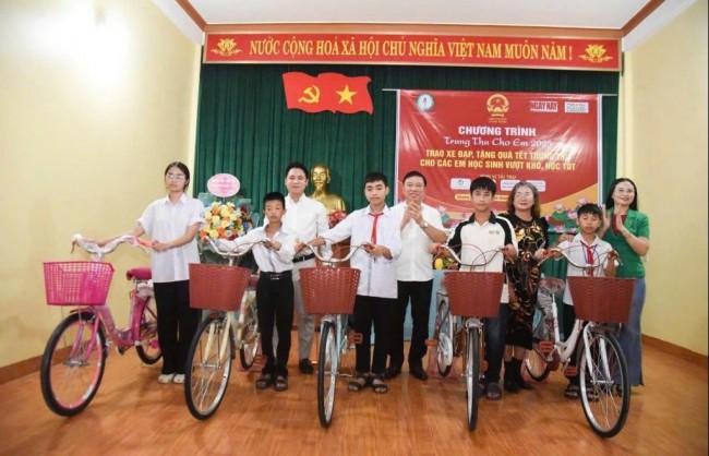 Trao hơn 300 suất quà Trung thu cho học sinh nghèo vượt khó
