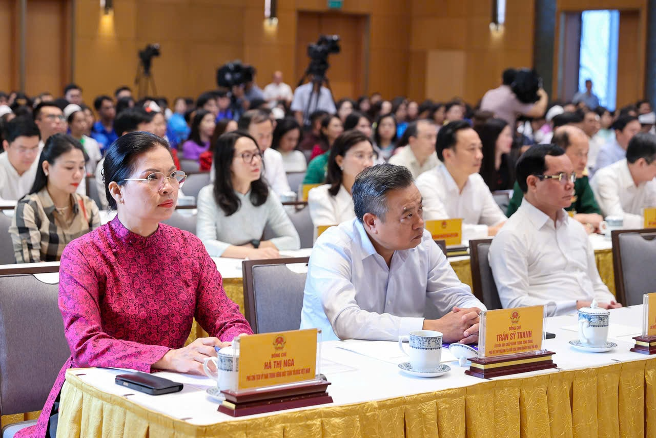 Các đại biểu tham dự lễ phát động thi đua. Ảnh: Nhật Bắc