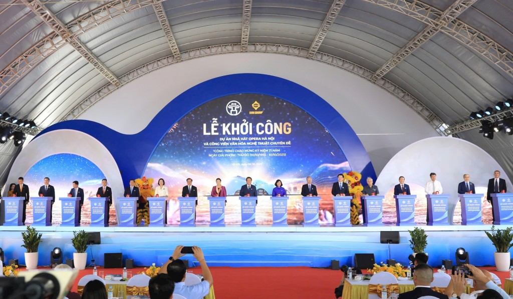 Các đồng chí lãnh đạo Trung ương và thành phố thực hiện nghi lễ khởi công dự án
