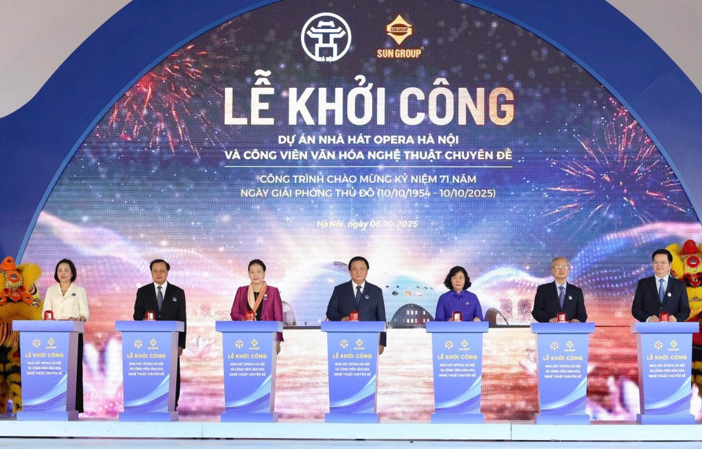 Các đồng chí lãnh đạo Trung ương và thành phố Hà Nội thực hiện nghi lễ khởi công dự án