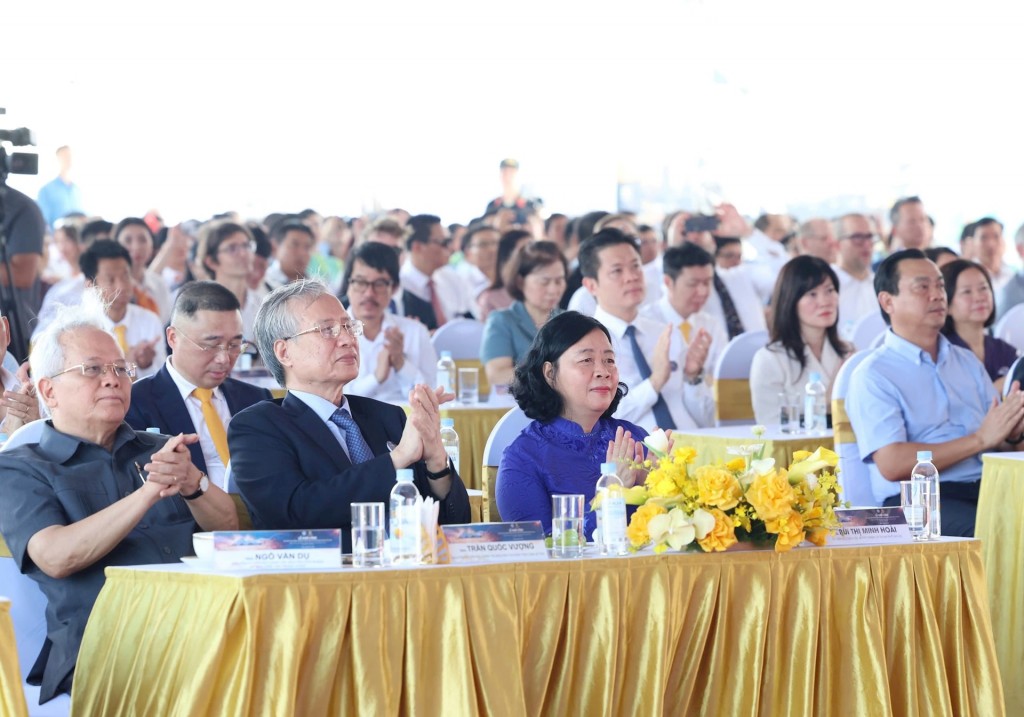 Bí thư Thành ủy Hà Nội Bùi Thị Minh Hoài cùng các đại biểu tham dự lễ khởi công.