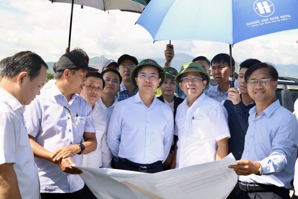 Chủ tịch UBND TP Đà Nẵng Phạm Đức Ấn khảo sát dự án nâng cấp, mở rộng sân bay Chu Lai sáng 20-9. . Ảnh: THÀNH CÔNG