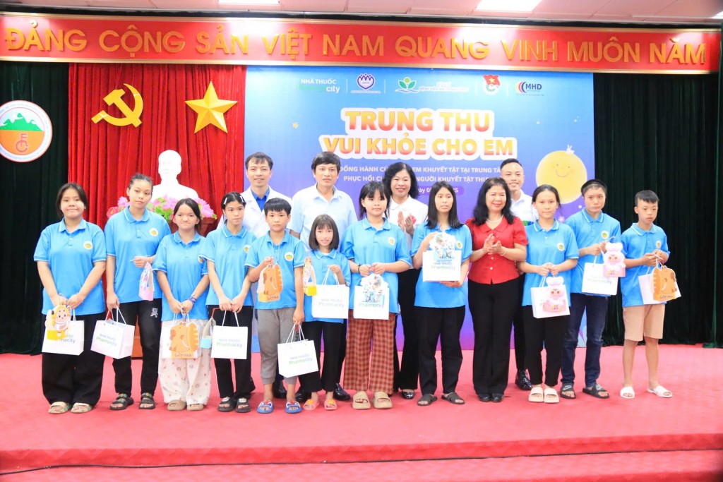 Trao quà cho các em thiếu nhi có hoàn cảnh khó khăn