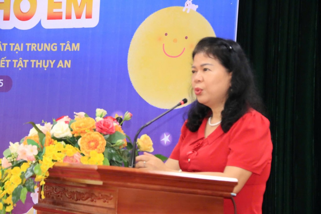 Bà Lê Tuyết Mai, PHó chủ tịch Hội Bảo vệ quyền trẻ em Việt Nam phát biểu