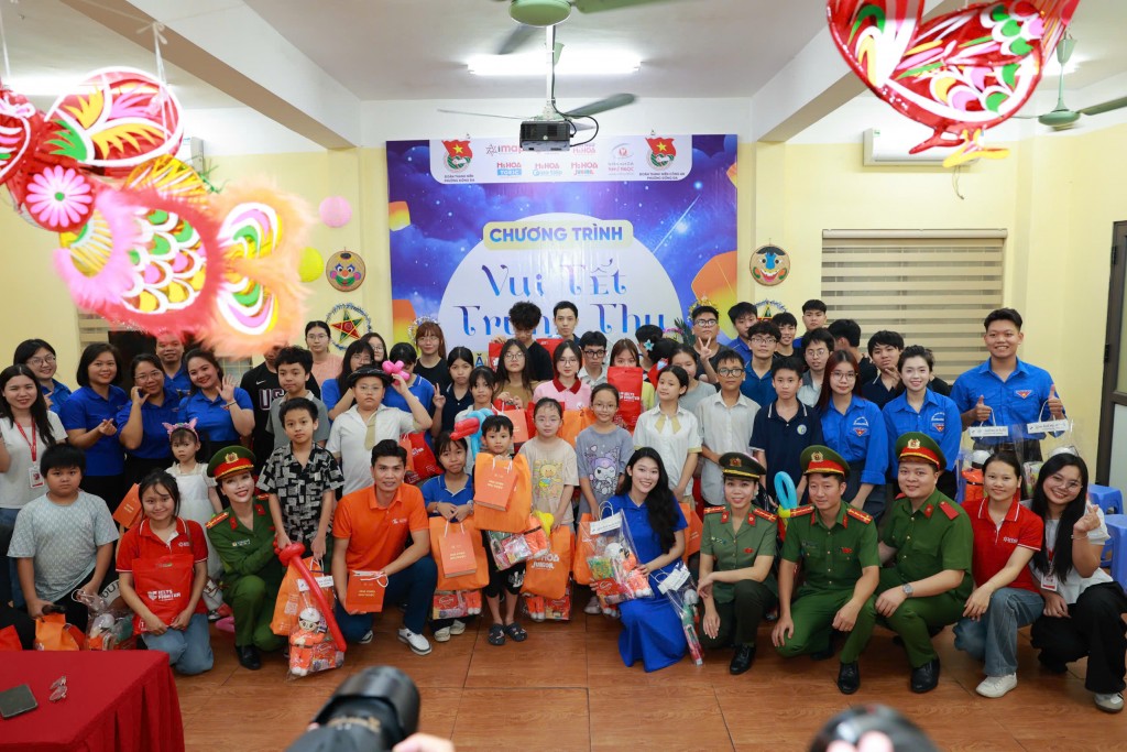 Đại diện các đơn vị phối hợp (có thể là Tổng Công ty Cổ phần giáo dục và đào tạo IMAP Việt Nam hoặc Công ty cổ phần Nha khoa Như Ngọc) tặng quà Trung thu, bao gồm gấu bông và bánh kẹo, cho các em thiếu nhi tại Nhà Nuôi dưỡng Trẻ em Hữu nghị Đống Đa