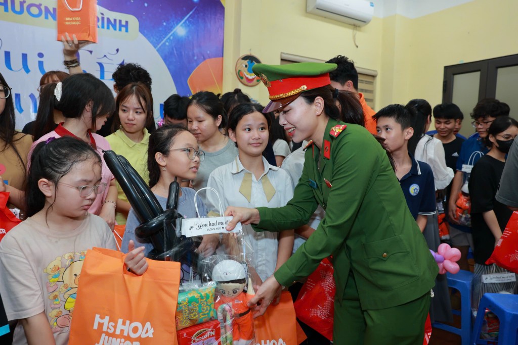 Thiếu nhi phường Đống Đa đón Tết Trung thu đầm ấm