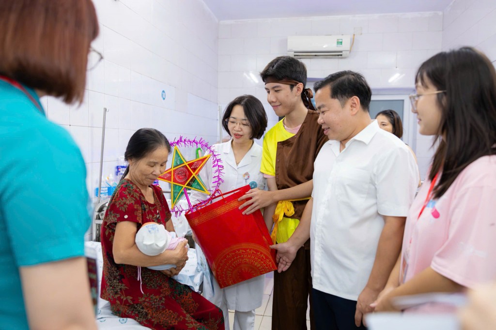 Tình nguyện viên trao quà và động viên các em nhỏ đang điều trị nội trú tại Bệnh viện Đa khoa Hà Đông, mang đến sự sẻ chia và hy vọng.