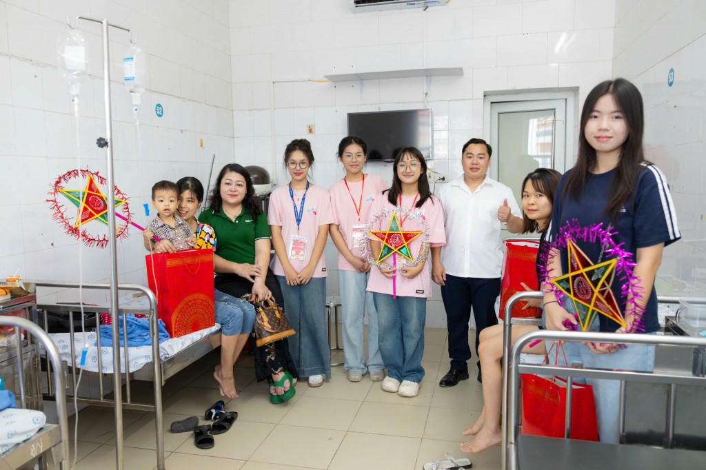 Nụ cười hồn nhiên của các em nhỏ khi nhận được quà và đèn ông sao từ các tình nguyện viên, thắp sáng mùa Trung thu trong phòng bệnh.
