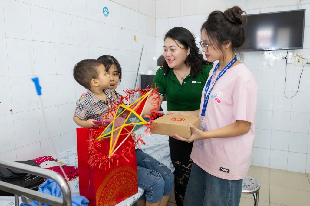 ...	Không khí vui tươi, ấm áp tại đêm hội trăng rằm dành cho hơn 200 em thiếu nhi đang điều trị tại Bệnh viện Đa khoa Hà Đông.