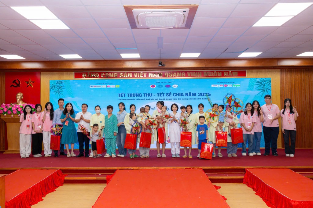Ban Tổ chức và tình nguyện viên chụp ảnh lưu niệm cùng các em nhỏ, bên cạnh những chiếc đèn ông sao và phần quà Trung thu ấm áp.
