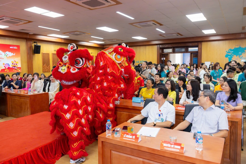 Tiết mục Múa Lân Sư Rồng đặc sắc, một trong những hoạt động văn hóa truyền thống mang lại niềm vui lớn và khuấy động không khí tại đêm hội.