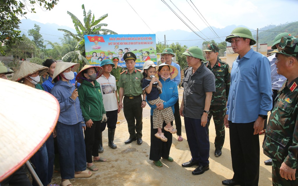 Phó Thủ tướng Trần Hồng Hà thăm hỏi, động viên người dân thôn Bản Bến - Ảnh: VGP/Minh Khôi Phó Thủ tướng Trần Hồng Hà thăm hỏi, động viên người dân thôn Bản Bến - Ảnh: VGP/Minh Khôi