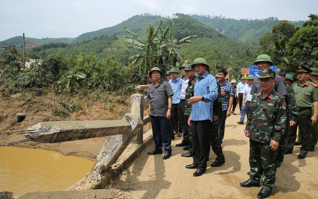 Phó Thủ tướng Trần Hồng Hà kiểm tra công tác khắc phục hậu quả bão số 10, chuẩn bị ứng phó với bão số 11 tại Lào Cai - Ảnh: VGP/Minh Khôi Phó Thủ tướng Trần Hồng Hà kiểm tra công tác khắc phục hậu quả bão số 10, chuẩn bị ứng phó với bão số 11 tại Lào Cai - Ảnh: VGP/Minh Khôi
