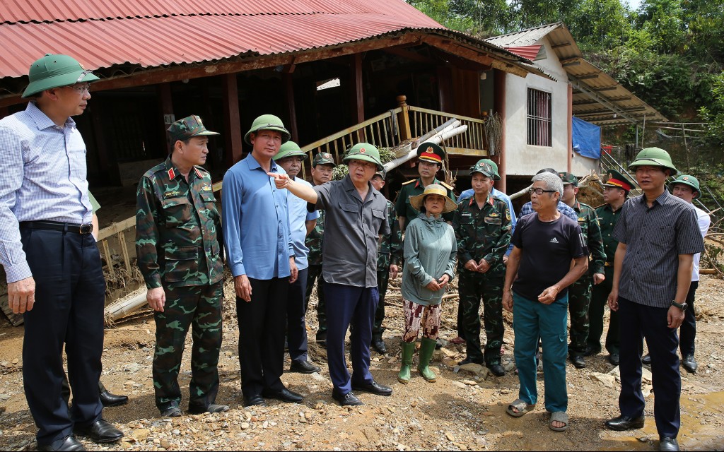 Phó Thủ tướng Trần Hồng Hà cùng đoàn công tác đến thăm các hộ dân tại bản Chao - Ảnh: VGP/Minh Khôi Phó Thủ tướng Trần Hồng Hà cùng đoàn công tác đến thăm các hộ dân tại bản Chao - Ảnh: VGP/Minh Khôi
