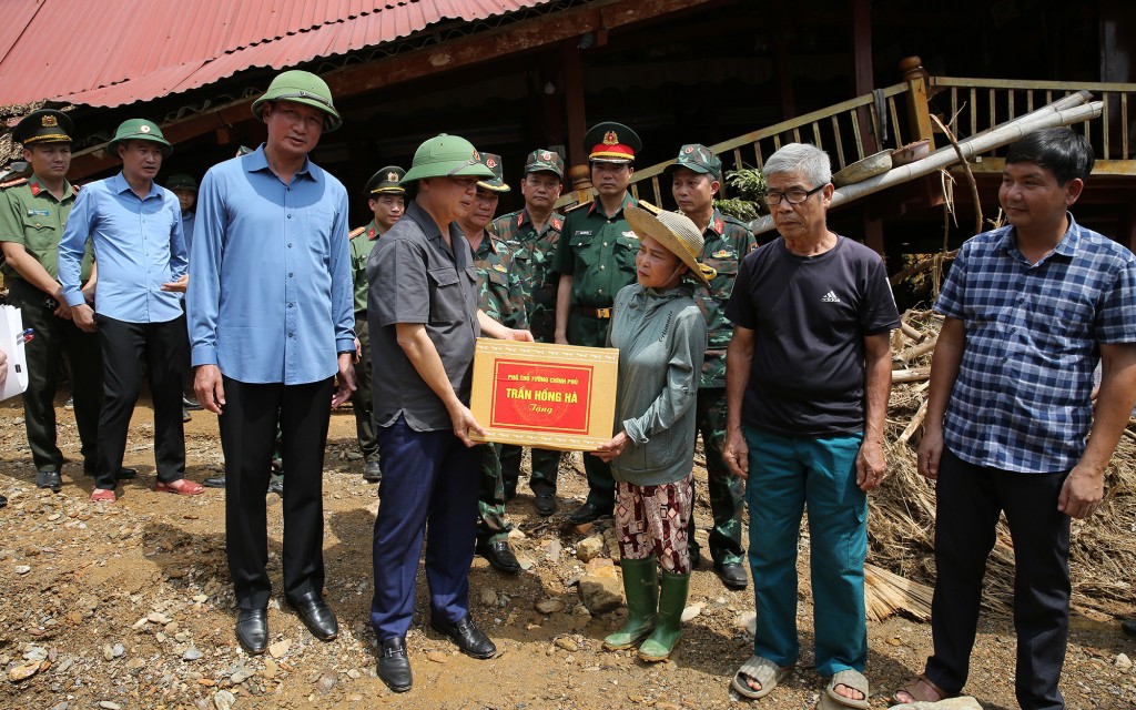 Phó Thủ tướng thăm, động viên hộ gia đình ông Nguyễn Văn Ngọc tại bản Chao - Ảnh: VGP/Minh Khôi Phó Thủ tướng thăm, động viên hộ gia đình ông Nguyễn Văn Ngọc tại bản Chao - Ảnh: VGP/Minh Khôi