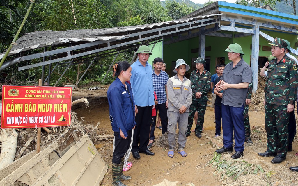 Phó Thủ tướng thăm, động viên hộ gia đình ông Nguyễn Văn Tuấn tại bản Chao - Ảnh: VGP/Minh Khôi Phó Thủ tướng thăm, động viên hộ gia đình ông Nguyễn Văn Tuấn tại bản Chao - Ảnh: VGP/Minh Khôi
