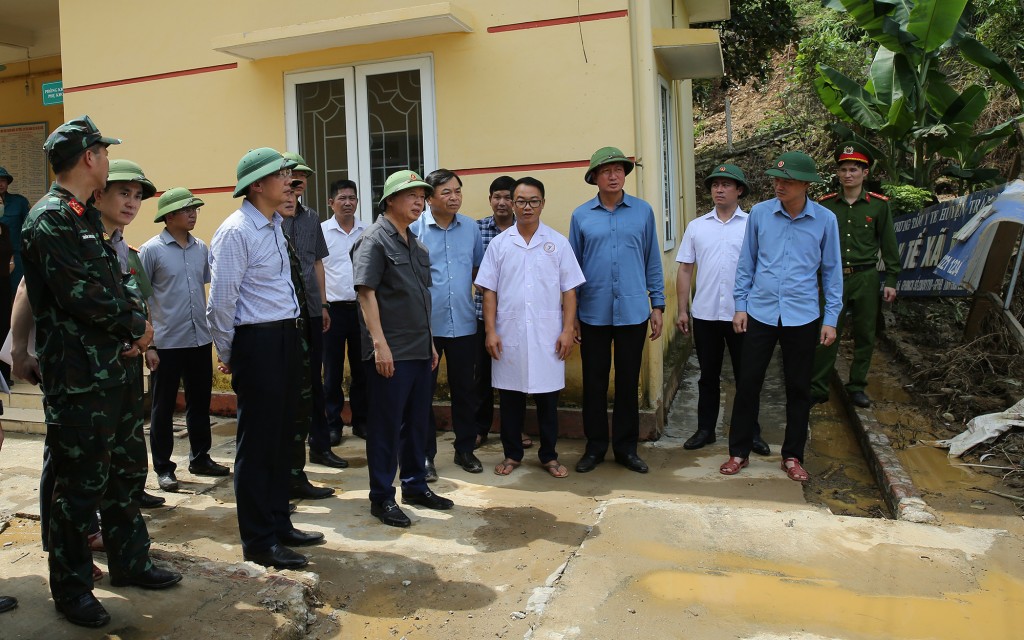 Phó Thủ tướng kiểm tra tại trạm y tế xã Việt Hồng - Ảnh: VGP/Nhật Bắc Phó Thủ tướng kiểm tra tại trạm y tế xã Việt Hồng - Ảnh: VGP/Nhật Bắc