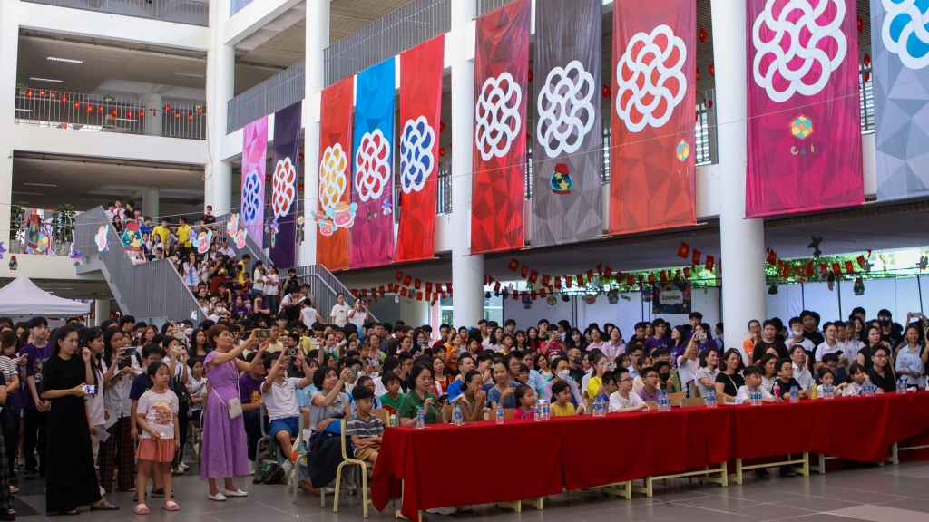 thu hút đông đảo thầy cô, học sinh và phụ huynh tham gia 