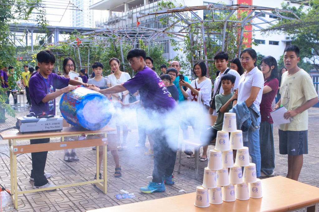 Các bạn trẻ được khám phá thế giới khoa học diệu kỳ 