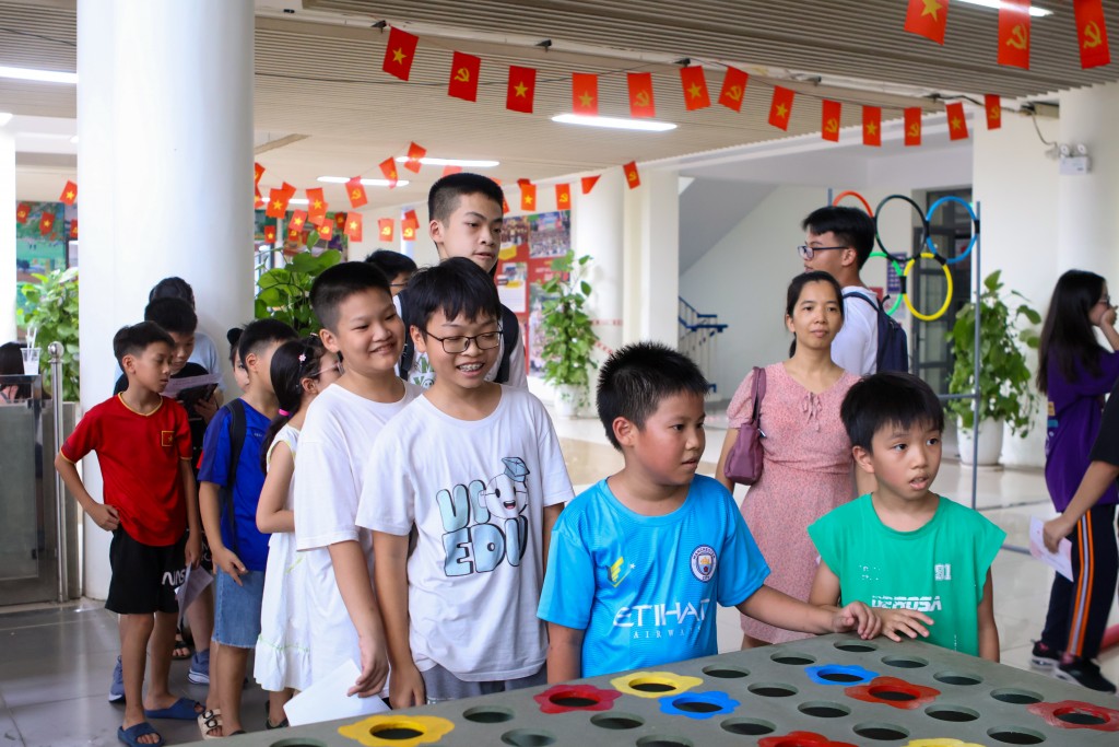 Các em nhỏ cũng háo hức tham gia chương trình 