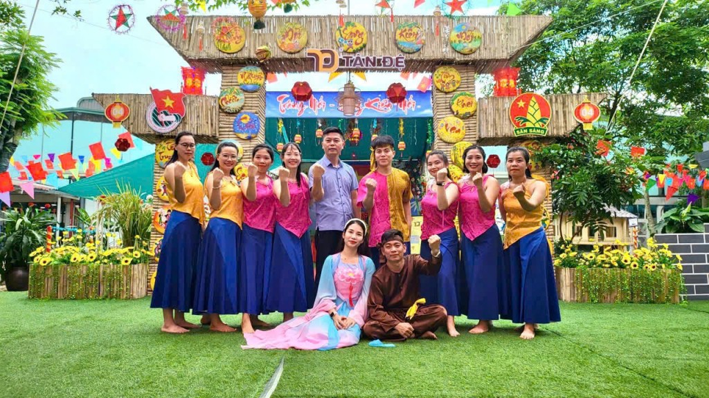 Một mùa trăng ấm áp lại về trên 