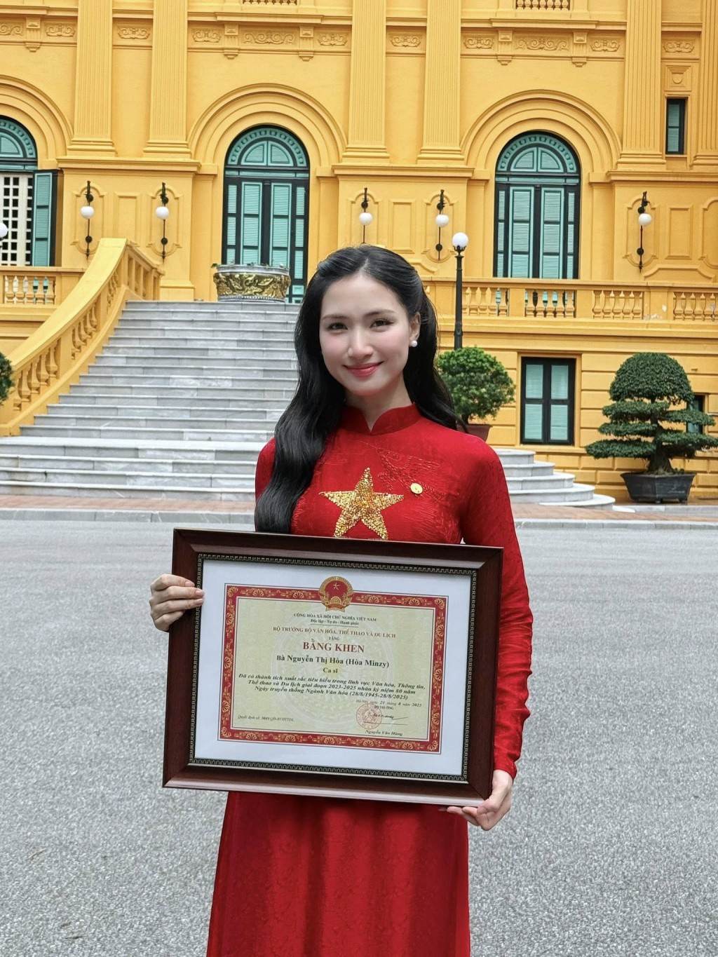 Nữ ca sĩ
