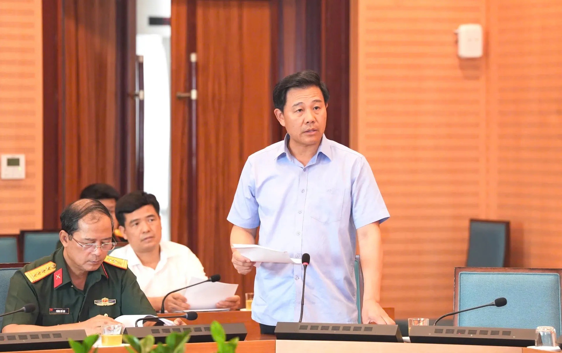 Giám đốc Sở Nông nghiệp và Môi trường Nguyễn Xuân Đại báo cáo tại cuộc họp