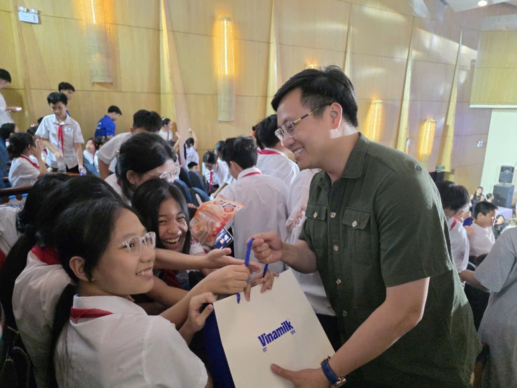 Đồng chí Trần Quang Hưng, Phó Bí thư Thành đoàn Hà Nội, Giám đốc Cung Thanh Niên tặng quà cho các em nhỏ tại chương trình