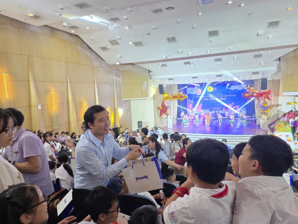 Đồng chí Dương Minh Đức, Phó Chủ tịch Hội đồng đội Thành phố - Giám đốc Cung Thiếu nhi Hà Nội tặng quà cho thiếu nhi