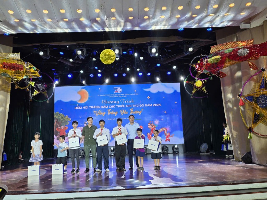 Ban Tổ chức tặng quà cho thiếu nhi có tài năng nổi bật, đạt giải cao trong cuộc thi cấp Quốc gia, Thành phố