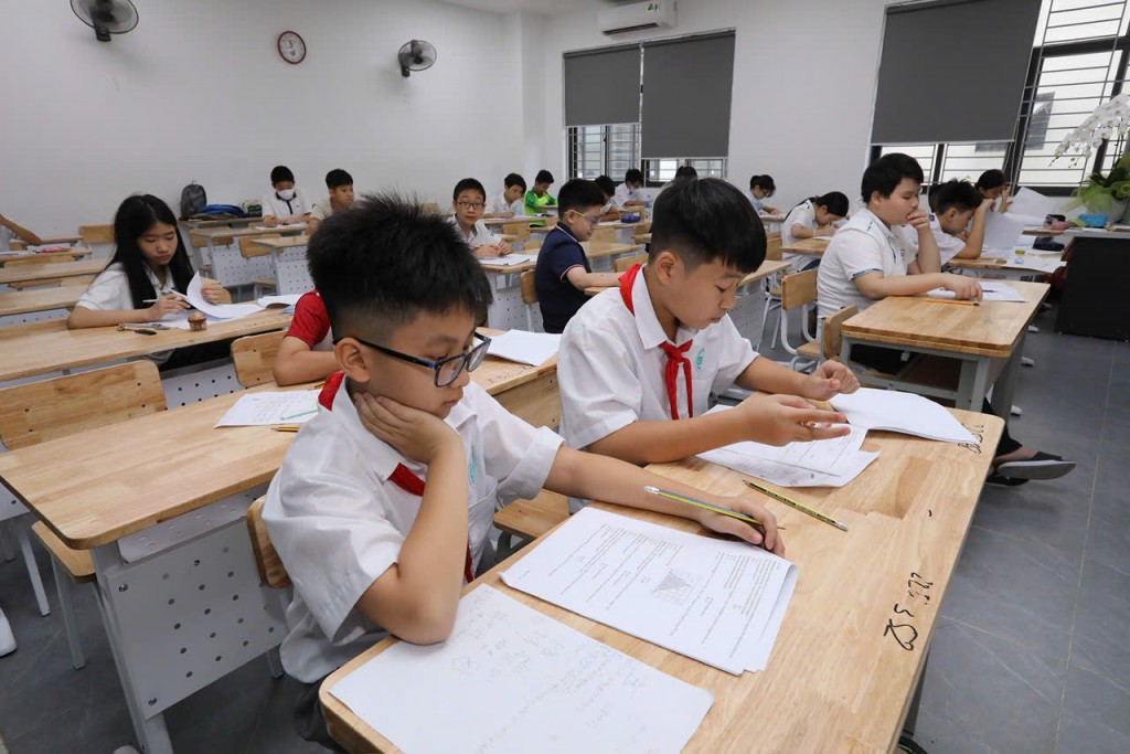 Các thí sinh nghiêm túc làm bài Các thí sinh nghiêm túc làm bài