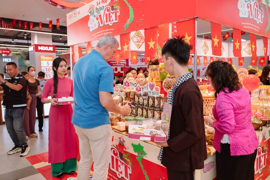 Các gian hàng của Công ty TNHH Tâm Hữu Dũng thu hút đông đảo người tiêu dùng tham quan, trải nghiệm và lựa chọn sản phẩm trong Lễ hội “Tự hào đặc sản Việt”.