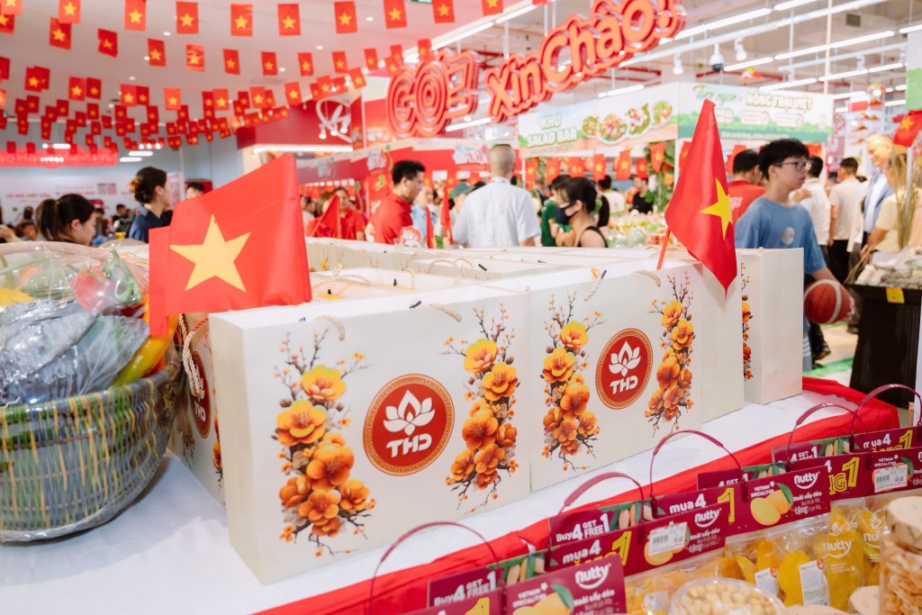 Không gian rực rỡ sắc đỏ cờ Tổ quốc cùng những sản phẩm mang thương hiệu Tâm Hữu Dũng, góp phần lan tỏa niềm tự hào đặc sản Việt tại sự kiện 2025.