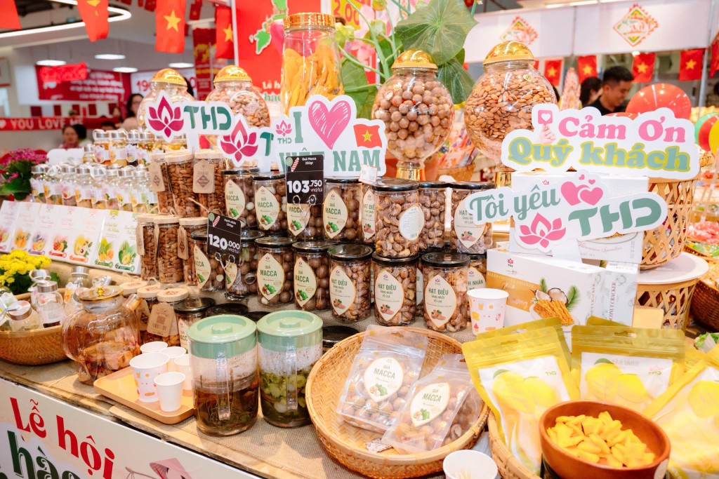 Các sản phẩm nông sản chế biến của Công ty TNHH Tâm Hữu Dũng – từ hạt điều, macca, xoài sấy đến trà thảo mộc – được trưng bày nổi bật trong Lễ hội “Tự hào đặc sản Việt” 2025.