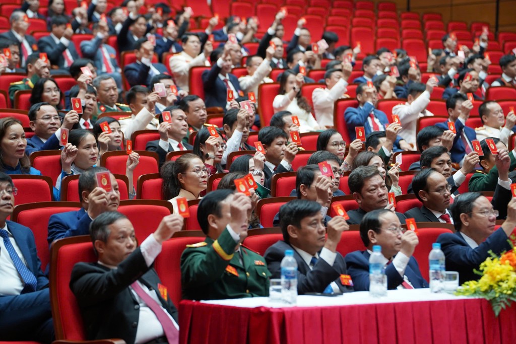 Các đại biểu biểu quyết thông qua Nghị quyết Đại hội