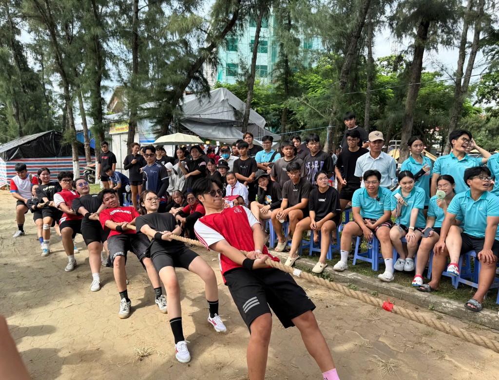 Ngay từ sáng sớm, tại Công viên Cần Thạnh, hàng trăm người đã có mặt để tham gia và cổ vũ các trò chơi dân gian quen thuộc như: kéo co, đua xe đạp, đu cột mỡ… tạo nên không khí náo nhiệt, rộn ràng