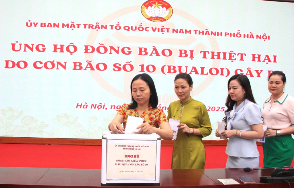 Cơ quan Ủy ban MTTQ TP ủng hộ đồng bào bị thiệt hại dobão