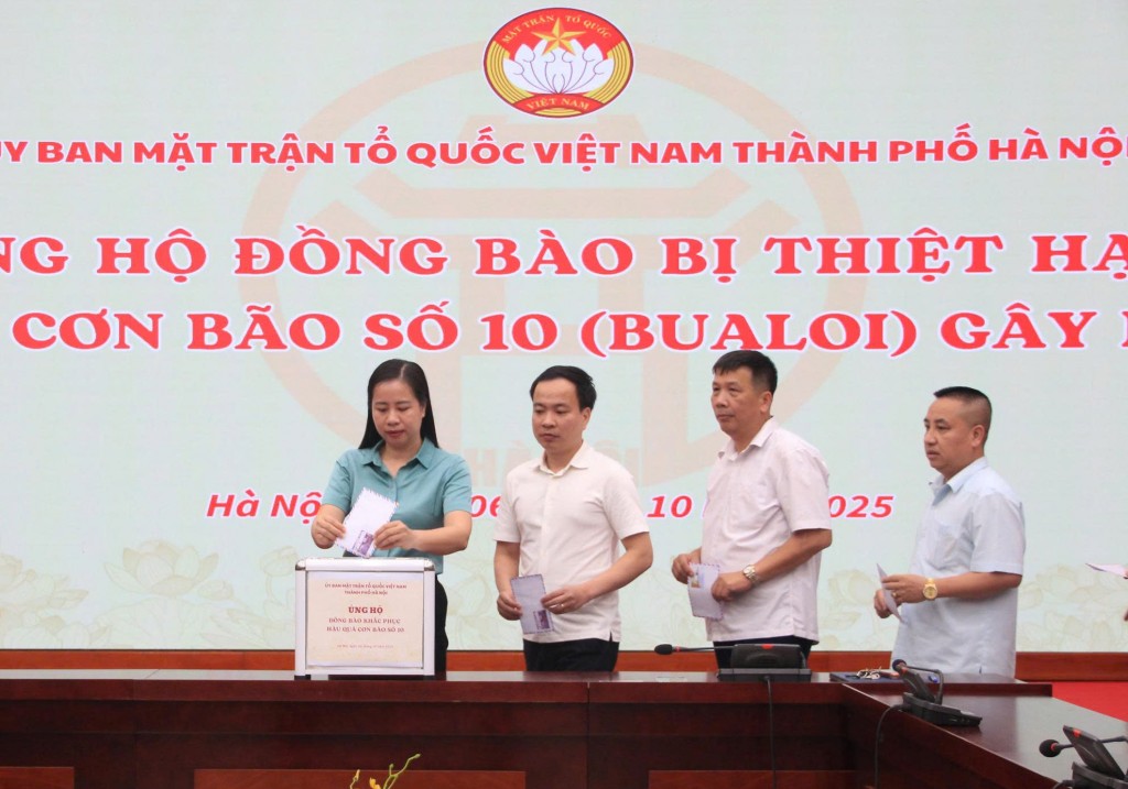 Cơ quan Ủy ban MTTQ TP ủng hộ đồng bào bị thiệt hại dobão