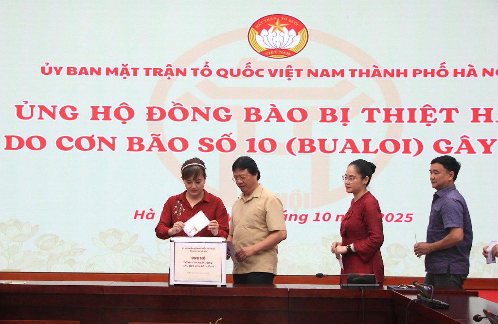 Cơ quan Ủy ban MTTQ TP ủng hộ đồng bào bị thiệt hại dobão