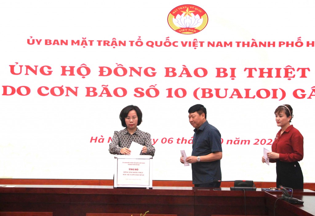 Cơ quan Ủy ban MTTQ TP ủng hộ đồng bào bị thiệt hại dobão