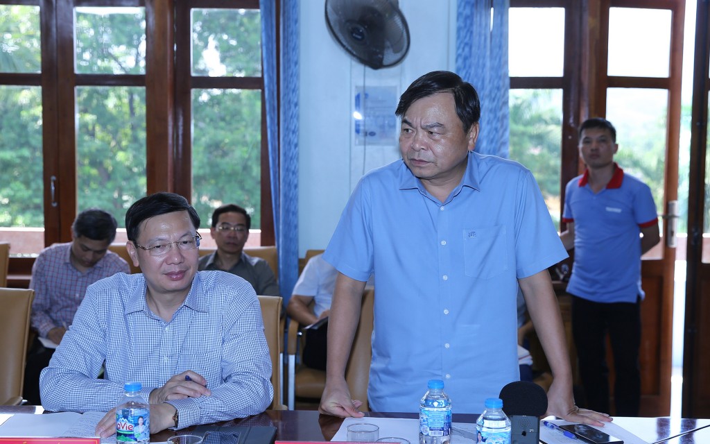 Thứ trưởng Bộ Nông nghiệp và Môi trường Nguyễn Hoàng Hiệp báo cáo với Phó Thủ tướng về hoạt động cắt lũ của hồ Thuỷ điện Thác Bà - Ảnh: VGP/Minh Khôi Thứ trưởng Bộ Nông nghiệp và Môi trường Nguyễn Hoàng Hiệp báo cáo với Phó Thủ tướng về hoạt động cắt lũ của hồ Thuỷ điện Thác Bà - Ảnh: VGP/Minh Khôi