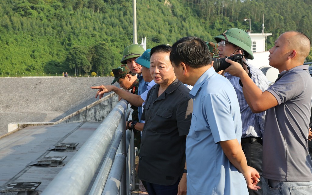 Phó Thủ tướng kiểm tra trên đập xả nhà máy thuỷ điện Thác Bà - Ảnh: VGP/Minh Khôi Phó Thủ tướng kiểm tra trên đập xả nhà máy thuỷ điện Thác Bà - Ảnh: VGP/Minh Khôi