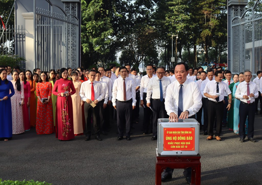 Phó Bí thư Tỉnh ủy, Chủ tịch UBND tỉnh Đồng Nai Võ Tấn Đức ủng hộ đồng bào vùng bị ảnh hưởng bởi bão lũ