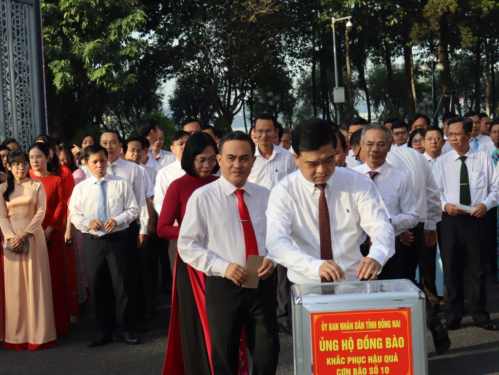 Đông đảo lãnh đạo tỉnh và các sở ngành ủng hộ trong sáng thứ Hai đầu tuần