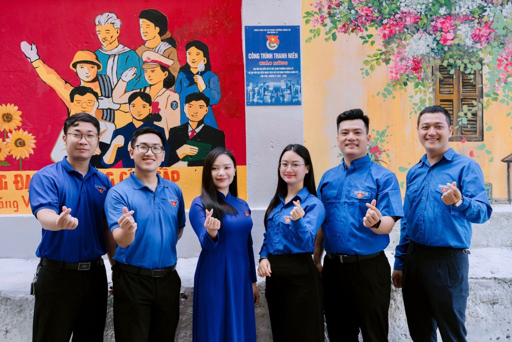 Công trình thanh. niên cải tạo sân chơi, xóa mảng tường cũ, trang trí tranh tường, lắp đặt thiết bị vui chơi, tạo nên không gian sinh hoạt sạch – đẹp – an toàn cho cộng đồng dân cư