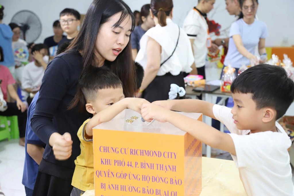 Các em học sinh TP Hồ Chí Minh ủng hộ đồng bào vùng bão lũ