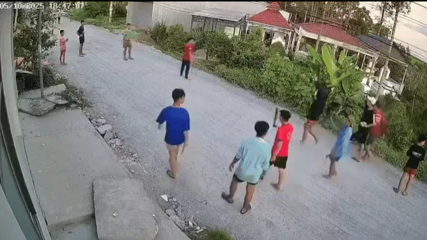 Các học viên bỏ trốn khỏi Cơ sở cai nghiện số 2 (ảnh cắt từ video clip)