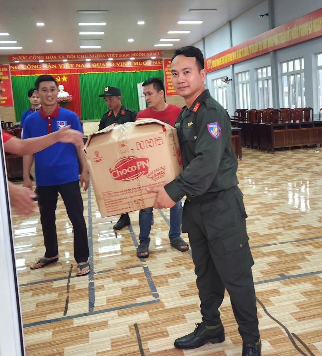 Đại úy Đinh Quốc Khánh, Phó Bí thư Đoàn Thanh niên Bộ Tư lệnh Cảnh sát cơ động cùng Ban tổ chức trao những phần quà cho các em nhỏ tại xã Tuy Đức, tỉnh Lâm Đồng Đại úy Đinh Quốc Khánh, Phó Bí thư Đoàn Thanh niên Bộ Tư lệnh Cảnh sát cơ động cùng Ban tổ chức trao những phần quà cho các em nhỏ tại xã Tuy Đức, tỉnh Lâm Đồng