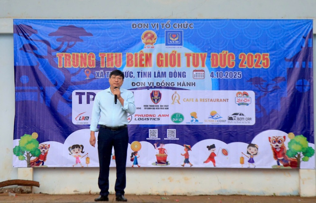 Ông Trần Văn Sĩ, Chủ tịch UBND xã Tuy Đức phát biểu tại chương trình Ông Trần Văn Sĩ, Chủ tịch UBND xã Tuy Đức phát biểu tại chương trình