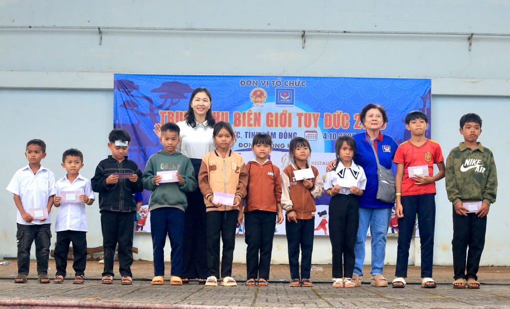 Trao tặng phần 50 học bổng là hiện kiêm cho các em hiếu học, mỗi phần 500 ngàn đồng Trao tặng phần 50 học bổng là hiện kiêm cho các em hiếu học, mỗi phần 500 ngàn đồng